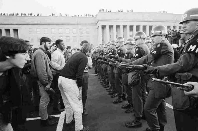 Foto pemrotes di Pentagon pada tahun 1967