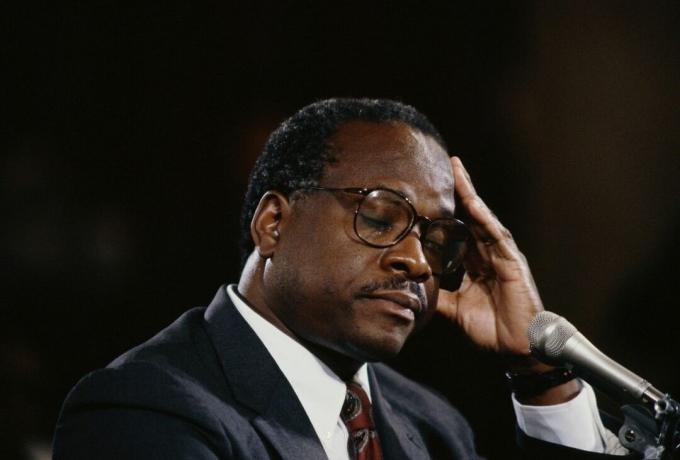 Clarence Thomas menutup matanya dan meletakkan tangannya ke kepalanya selama audiensi tentang dugaan pelecehan seksual di Bukit Anita.