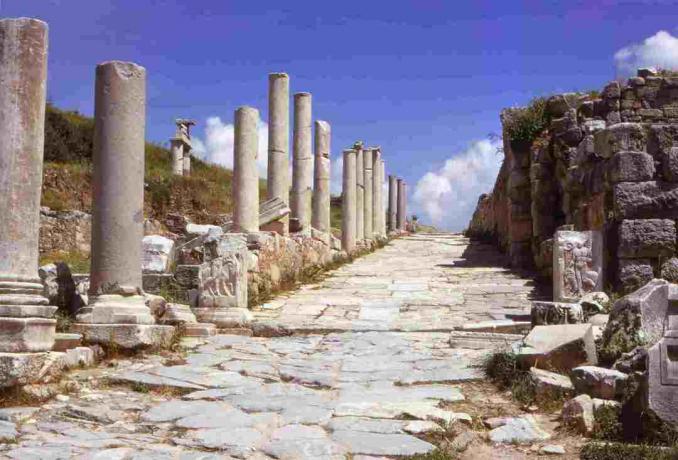 Jalan Curetes di Ephesus, Turki, Menuju Agora