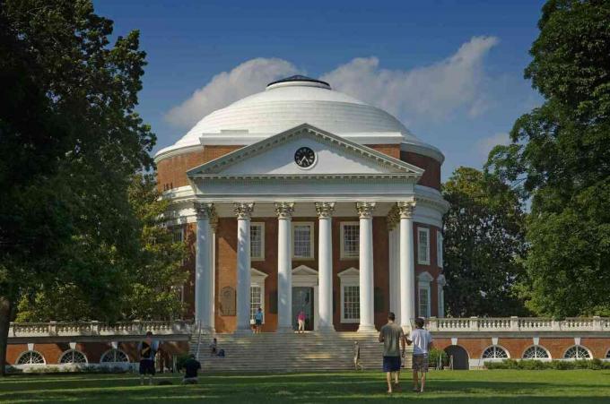 AS, Virginia, Universitas Virginia Rotunda dan desa akademis. Didirikan oleh Thomas Jefferson; Charlottesville