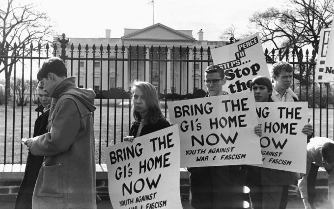 Pengunjuk rasa di Gedung Putih pada tahun 1965