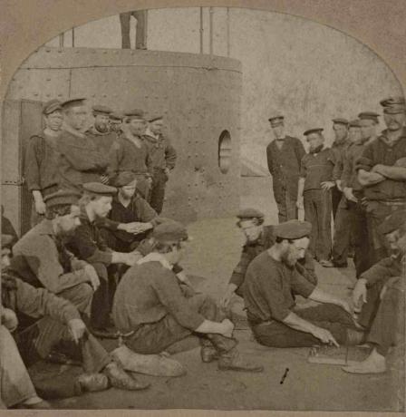 Sailors of the Monitor bersantai di geladaknya, musim panas 1862.