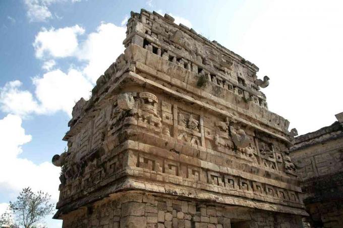 La Iglesia (Gereja) menjangkau ke langit, dihiasi dengan topeng Chac di situs Maya Chichén Itzá