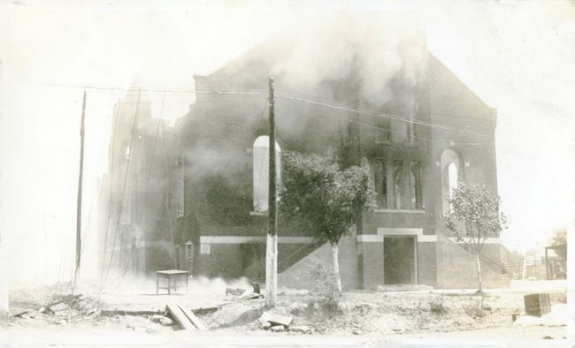 Gereja distrik Greenwood yang rusak setelah Pembantaian Ras Tulsa, Tulsa, Oklahoma, Juni 1921.