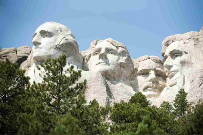 Sudut Pandang Rendah Monumen Nasional Gunung Rushmore Menentang Langit Jernih