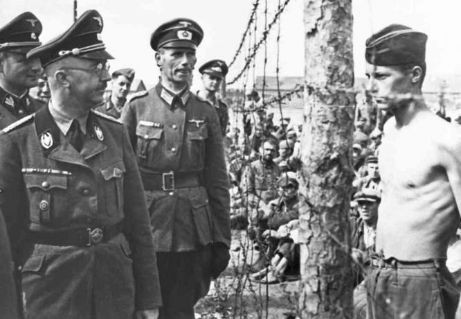 Foto Heinrich Himmler sedang memeriksa kamp yang menahan tahanan Rusia