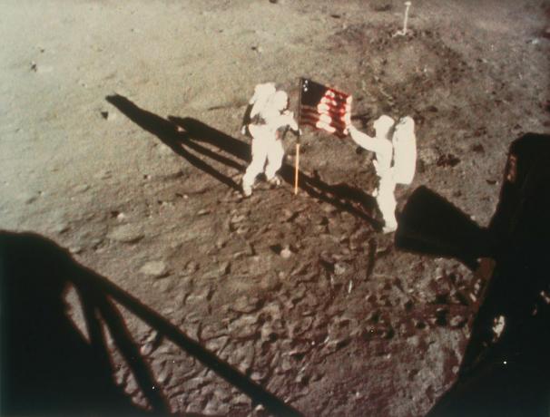 Armstrong dan Aldrin membentangkan bendera AS di bulan, 1969