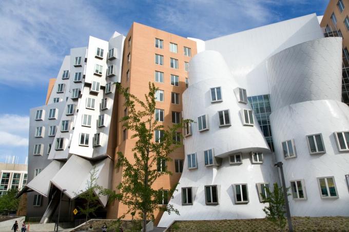 The Ray dan Maria Stata Centre, dirancang oleh Frank Gehry, adalah campuran aneh bangunan miring. Pusat ini menampung tiga departemen