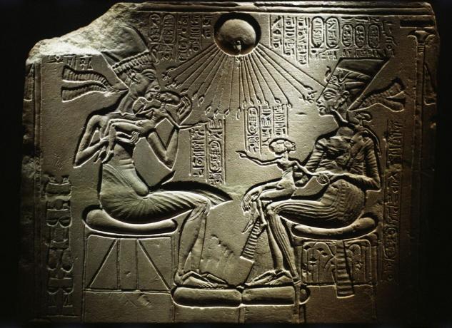 Akhenaten dan Nefertiti dengan anak-anak mereka