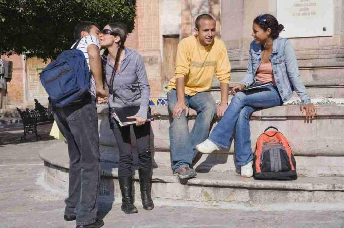 Grupo estudiantes hablando durante un descanso.