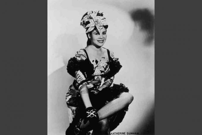 Katherine Dunham sekitar 1945, mengenakan kostum dansa dengan jumbai ruffle dan anggrek buatan