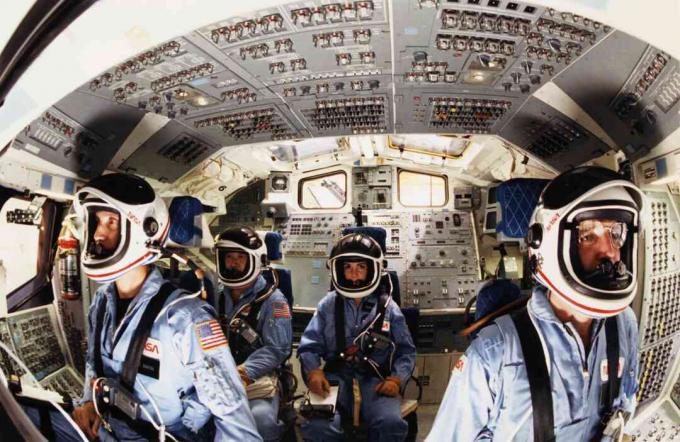 Astronot Antar-Jemput Antariksa Amerika Sebelum Penerbangan Tragis