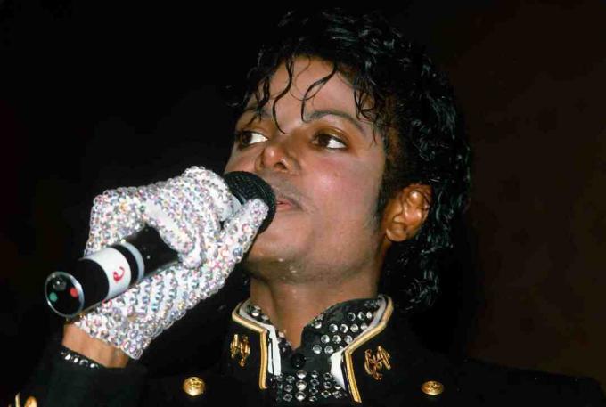 Michael Jackson menerima penghargaan dari CBS dan The Guinness Book Of World Records merayakan 'Thriller' sebagai album terlaris sepanjang masa (25 juta) 7 Februari 1984 di New York Metropolitan Museum of Natural History di Kota New York.