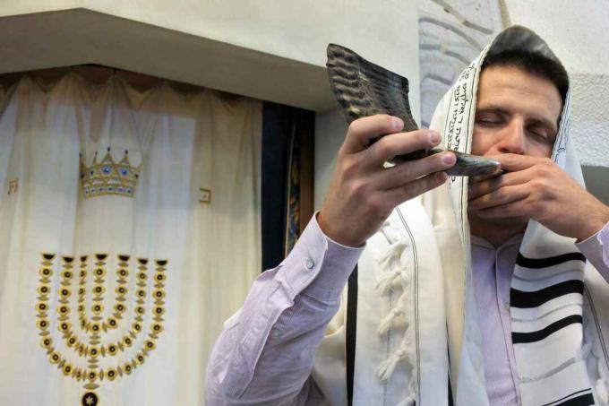 Rabi Yahudi meniup shofar di sebuah sinagog