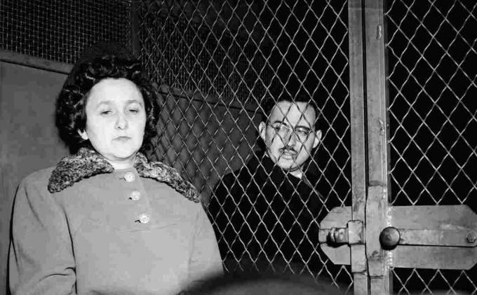 Foto berita Ethel dan Julius Rosenberg di mobil polisi.