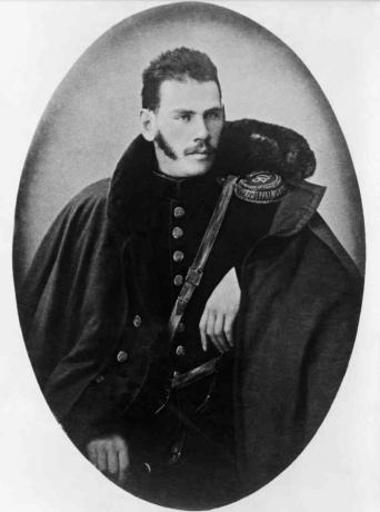 Potret Tolstoy muda berseragam militer