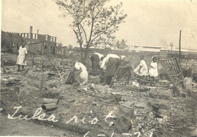Orang-orang mencari di antara puing-puing setelah Pembantaian Ras Tulsa, Tulsa, Oklahoma, Juni 1921.