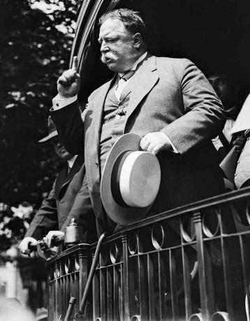 Foto hitam-putih calon presiden William Howard Taft membuat pidato kampanye dari platform kereta.