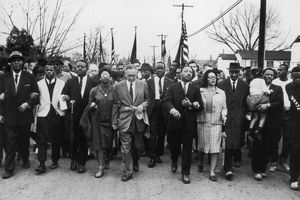 Martin Luther King Marches dengan warga sipil untuk hak-hak sipil.