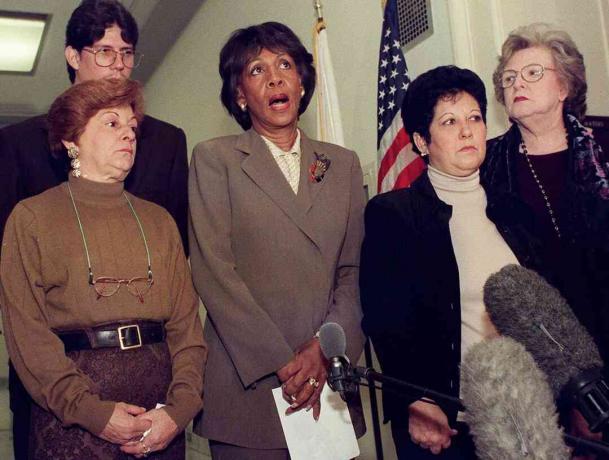 Nenek Elián González bertemu dengan anggota Kongres Maxine Waters, 2000