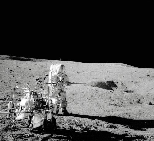 Apollo 14 mendarat di Bulan dan para astronot mengerahkan instrumen dan mengambil sampel batuan.