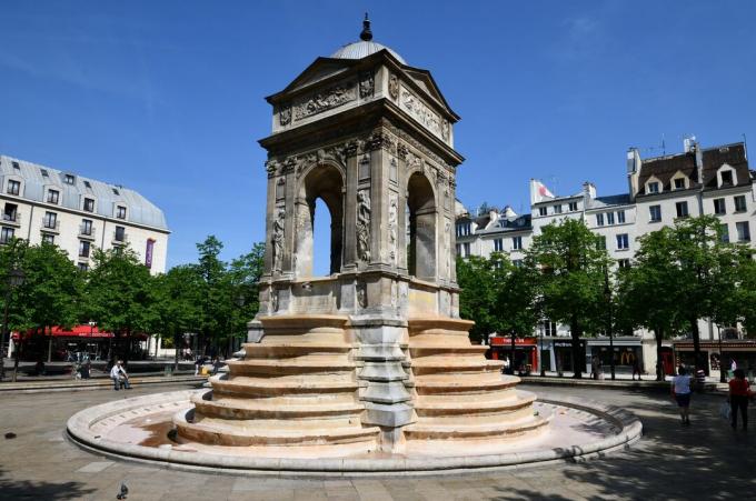 monumen terbuka empat sisi dengan enam anak tangga di setiap sisi mengarah ke tempat air mancur atau bel akan berada