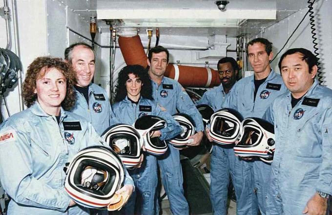 Gambar Space Shuttle Challenger Disaster STS-51L - 51-L Challenger Crew in White Room