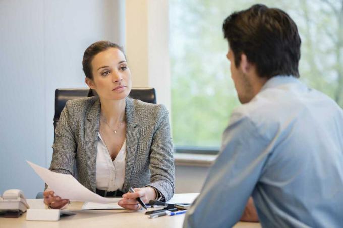 Entrevista entre formal una mujer y un varón.