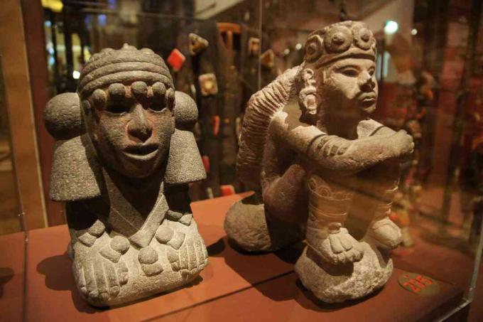 Dua gambar pahatan dari dewi air Aztec, Chalchiuhtlicue, dipajang di Tropenmuseum Amsterdam