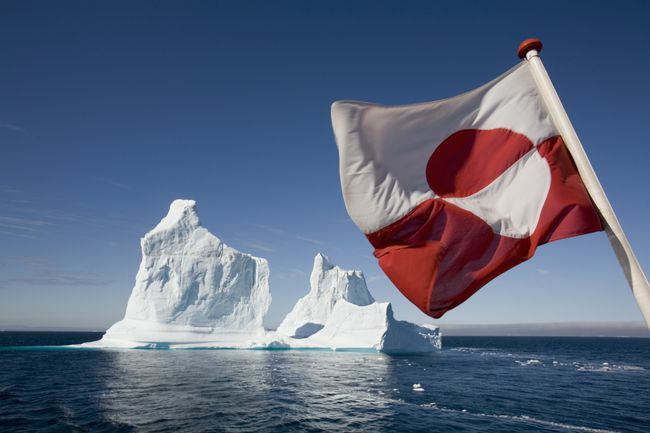 Bendera Greenland di Feri Jalur Umiaq Arktik