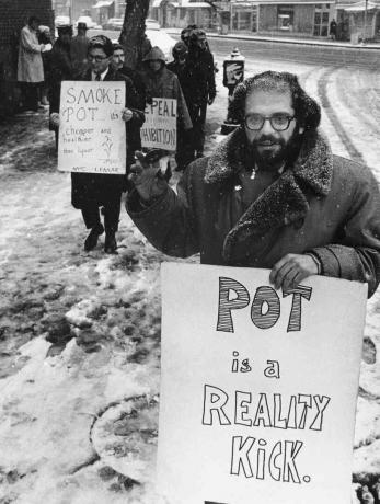 Allen Ginsberg Diantara Para Pengunjuk rasa di Marijuana Rally