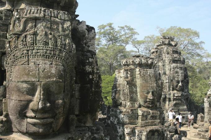 Wajah batu Kuil Bayon di Angkor, kuil suci di Kamboja