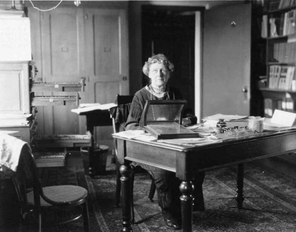 Annie Jump Cannon (1863-1941), duduk di meja