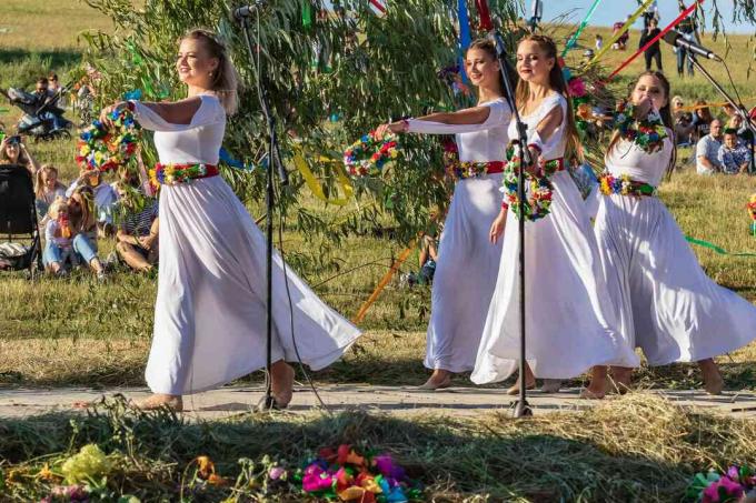 Liburan tahunan Slavia tradisional Ivan Kupala di udara terbuka di sebuah ladang besar.