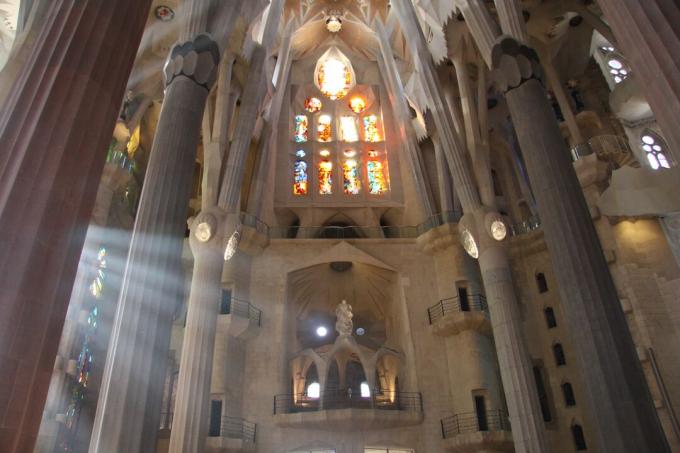 Sinar matahari masuk melalui jendela ke La Sagrada Familia, Barcelona