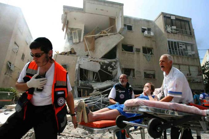 Yang terluka dibawa pergi setelah serangan rudal Hizbullah 17 Juli 2006 di kota Haifa, Israel utara. Gambar Uriel Sinai / Getty