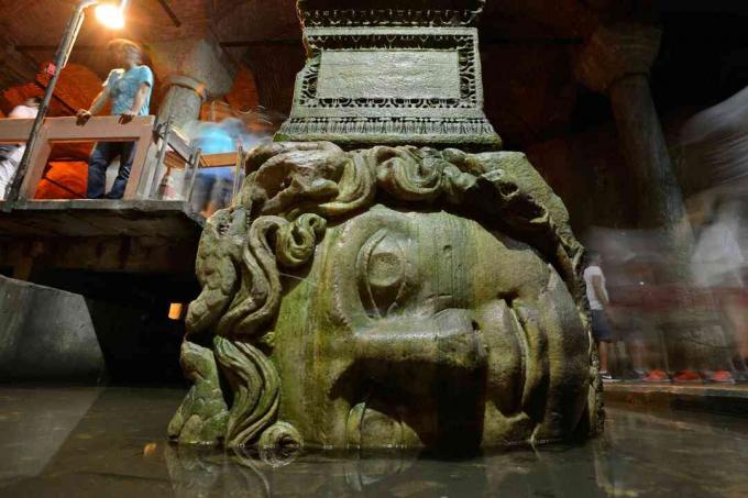 Kepala Medusa di Yerebatan Sarayi Cistern di Istanbul.