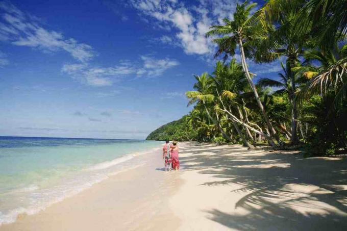 Dua orang berdiri di pantai, Fiji