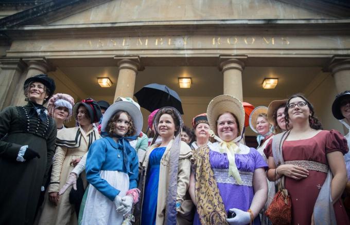 Festival Jane Austen Dibuka Dengan Promenade Berkostum Kabupaten