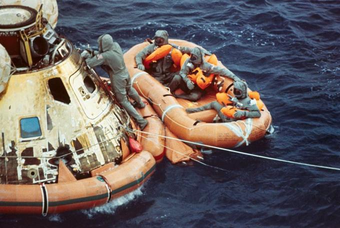 Para astronot Apollo 11 menunggu di rakit kehidupan setelah jatuh