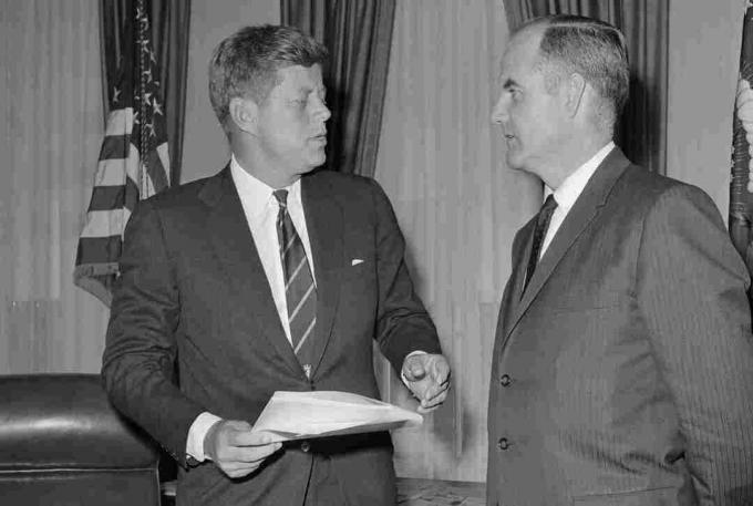 Foto Presiden Kennedy dan George McGovern
