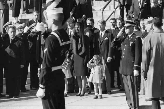 John F. Kennedy Jr memberi hormat kepada Ayahnya di Pemakaman