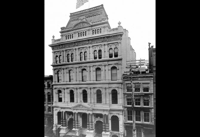 Foto ini sekitar tahun 1895 memperlihatkan arsitektur Kekaisaran Kedua dari New York Stock Exchange (NYSE) yang berdiri di situs Broad Street antara Desember 1865 dan Mei 1901