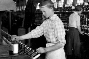 Seorang gadis berusia lima belas tahun bekerja sebagai tender pengumpul uang di Berkshire Cotton Mills, di Adams, Massachussetts, 1917.