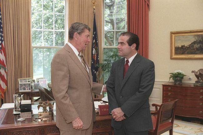 Presiden Ronald Reagan berbicara dengan calon Hakim Agung Antonin Scalia di kantor oval, 1986.