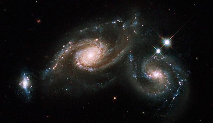 Tiga galaksi dilihat oleh Teleskop Luar Angkasa Hubble