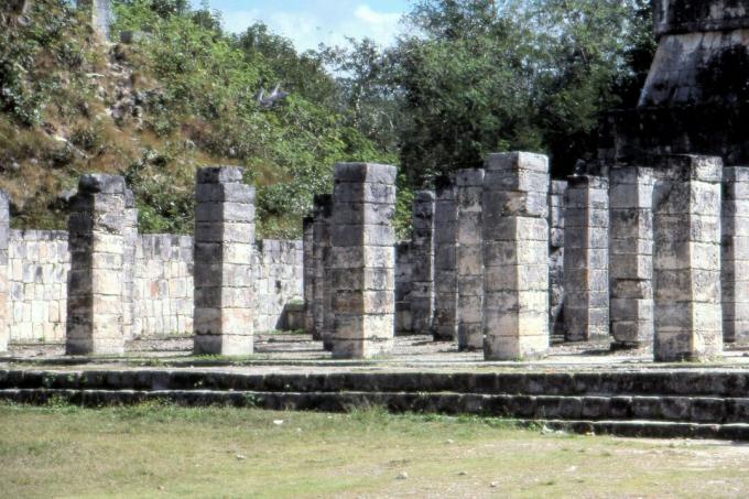 Rombongan di Kuil Prajurit di situs Maya Chichén Itzá, Yucatan, Meksiko