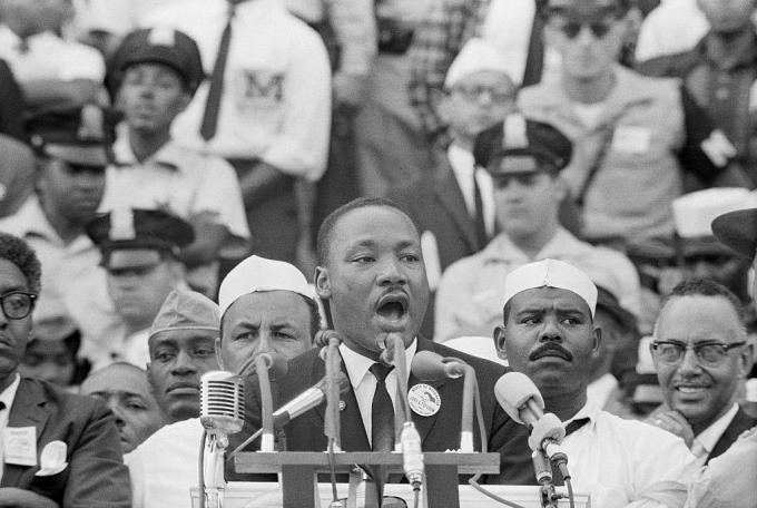 Dr. Martin Luther King, Jr. menyampaikan pidatonya yang terkenal "I Have a Dream" di depan Lincoln Memorial selama Freedom March di Washington pada tahun 1963.