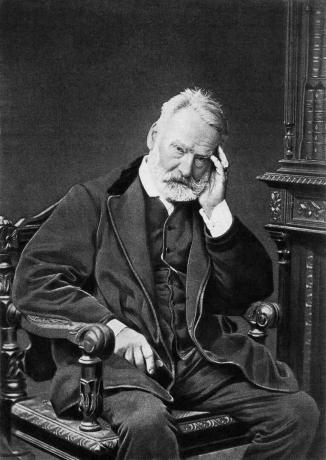 Victor Hugo duduk di kursi