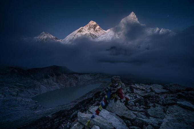 Pemandangan gunung Everest di atas titik pandang Kalapattar pada malam hari, wilayah Everest, Nepal